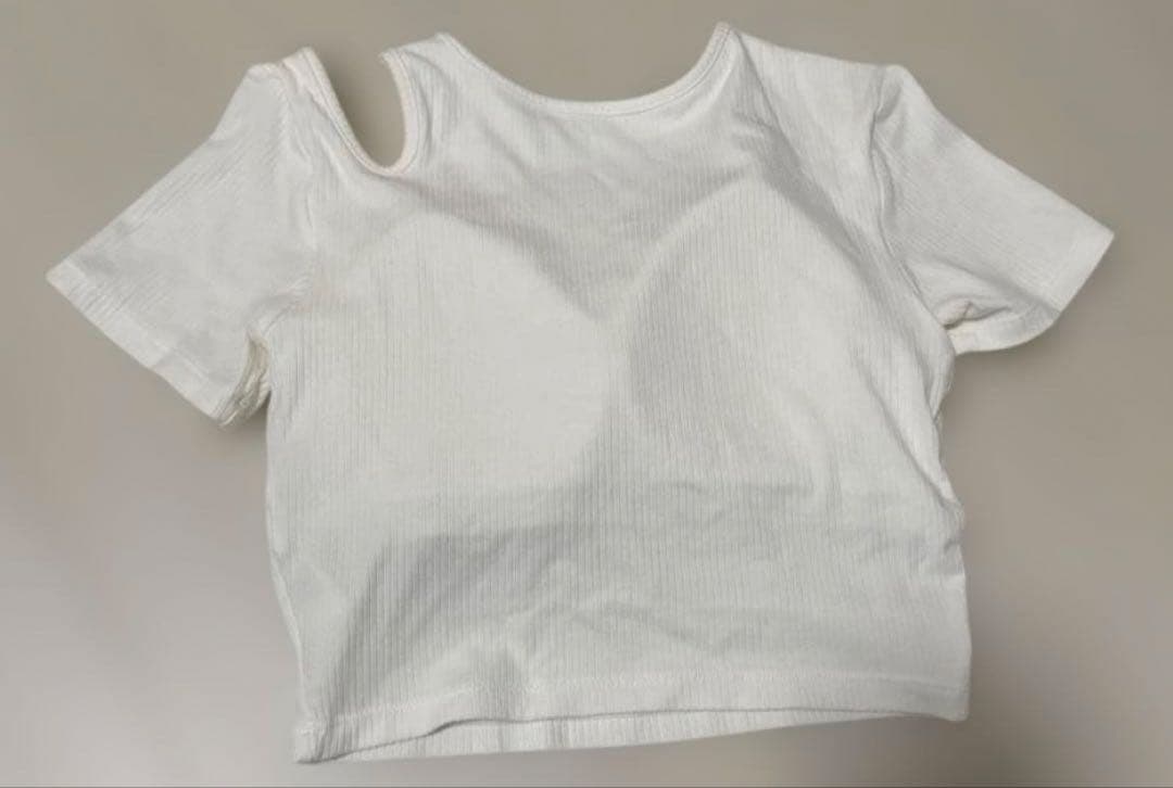 alo yoga カップつきリブTシャツ